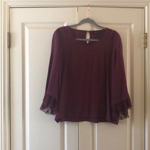 Blouse with lace sleeves